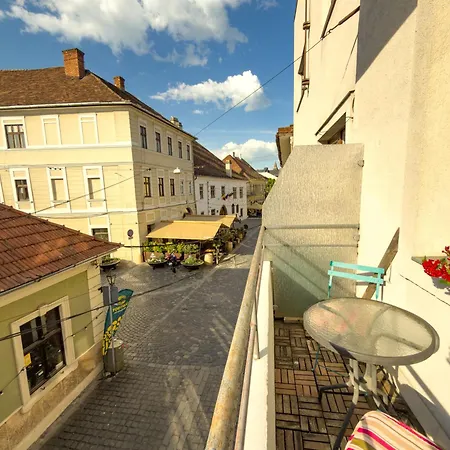 Charming Old Town With Private Balcony *